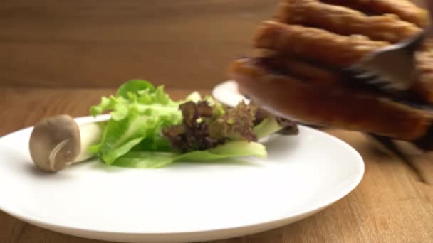 Чоловік Допомогою Металевої Виделки Кухонного Ножа Кладе Шматок Смачної Домашньої — стокове відео
