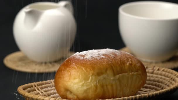 Puderzucker Auf Leckeres Hausgemachtes Süßes Brot Bambusblech Mit Einer Tasse — Stockvideo