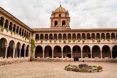 Coricancha, Cusco, Peru 'daki İnka' nın Güneş Tapınağı. Koricancha veya Qorikancha, İnka İmparatorluğu 'nun antik İnka' nın başkenti Cusco 'daki en önemli tapınağıydı..
