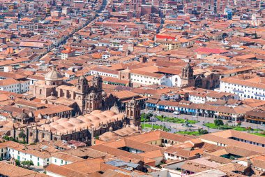 Peru 'daki Cusco kasabasının havadan görünüşü. Plaza de armas, Coricancha, iglesia de la Compania de Jesus, Santo Domingo Kilisesi ve Peru şehir manzarası.
