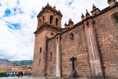 Cusco ve Cusco Katedrali manzarası. Tuğla duvar ve Cusco Katedrali 'nin kara haçı veya Santo Domingo Katedrali veya Cusco, Peru' daki Vergin Varsayımının Katedrali Basilikası