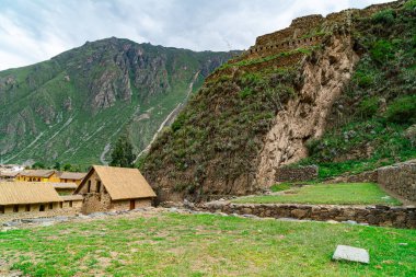 İnka 'nın kutsal vadisi Peru' daki Ollantaytambo köyü ve dağdaki İnka Arkeolojik alanı.