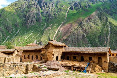 Ollantaytambo, Peru 'daki İnka arkeolojik harabelerinde inşa edilen yeşil dağ arka planda..