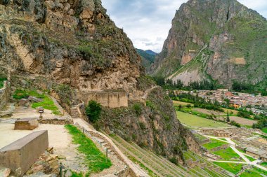 Köyün havadan görünüşü, dağdaki Güneş Tapınağı ve Peru 'daki Ollantaytambo' daki İnka arkeolojik alanı..