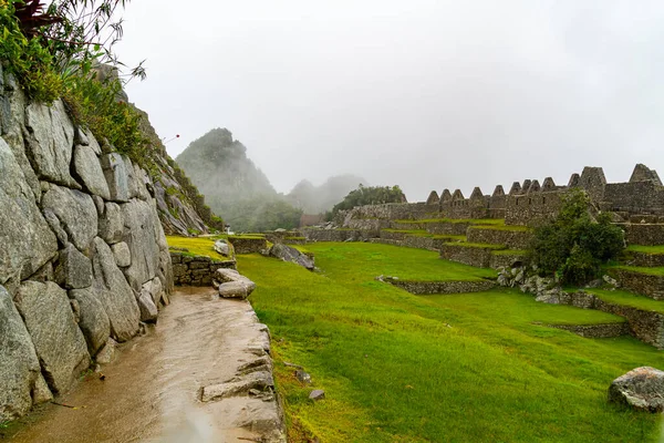 Kilátás Sziklák Épület Terasz Zöld Mező Nedves Esőben Machu Picchu — Stock Fotó