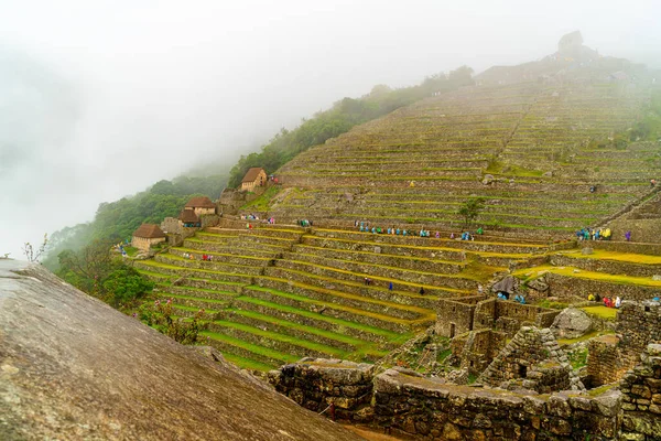 Nebelige Landwirtschaftliche Terrassenberge Und Gebäude Machu Picchu Während Des Regens — Stockfoto