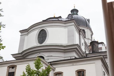 Avusturya 'nın Salzburg kentindeki Üniversite Meydanı' nda bulunan Kollegienkirche (Kolej Kilisesi) veya Üniversite Kilisesi 'nin düşük açılı görüntüsü.