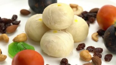 Yüksek açılı fasulyeli kek yığını, tuzlu yumurta sarısı, mangosteen üzümlü kaju ve domatesli beyaz ekmek..