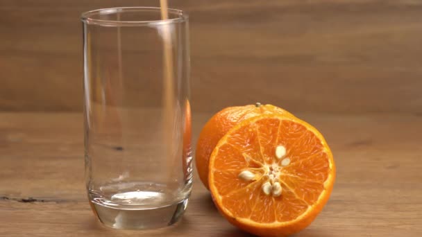 Vierte Jugo Naranja Fresco Vaso Transparente Con Todo Medio Naranja — Vídeos de Stock