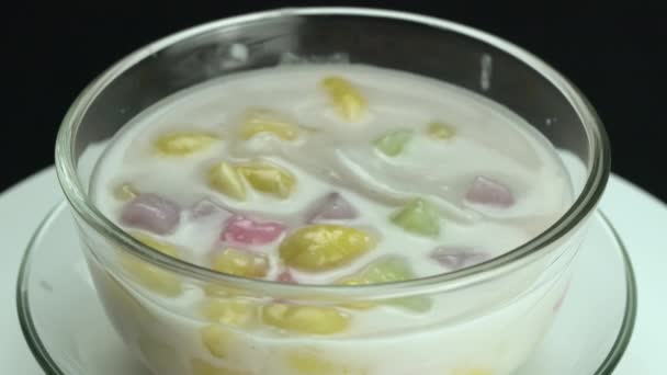 Rotatie Van Thaise Dessert Heerlijke Zelfgemaakte Kleverige Rijstballen Met Kokosvlees — Stockvideo