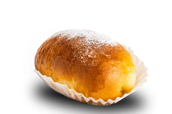 鲜奶油面包的侧面视图 在白色背景下与糖分相隔离 有切割路径 — 图库照片