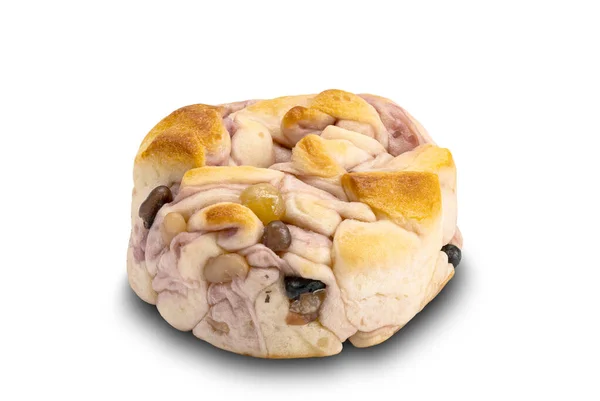 高角度的自制紫色甜土豆面包 背景为白色 有切碎路径的混豆 — 图库照片