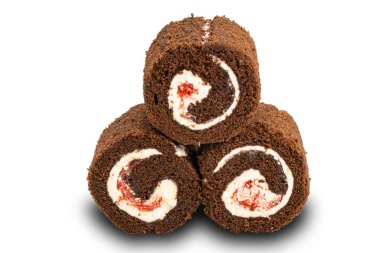 Beyaz arka planda beyaz krema ve kırpma yolu ile doldurulmuş ev yapımı çikolatalı mini siyah kek rulosu..