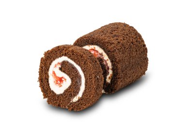 Lezzetli ev yapımı Mini Kara Orman Çikolata Süngerli Kek Yuvarlağı beyaz arka planda izole edilmiş kırpma yolu ile beyaz kremayla dolu.