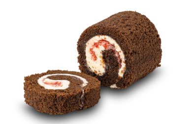 Ev yapımı Mini Kara Orman Çikolatalı Kek Yuvarlağı beyaz arka planda izole edilmiş kırpma yolu ile beyaz kremayla dolu..