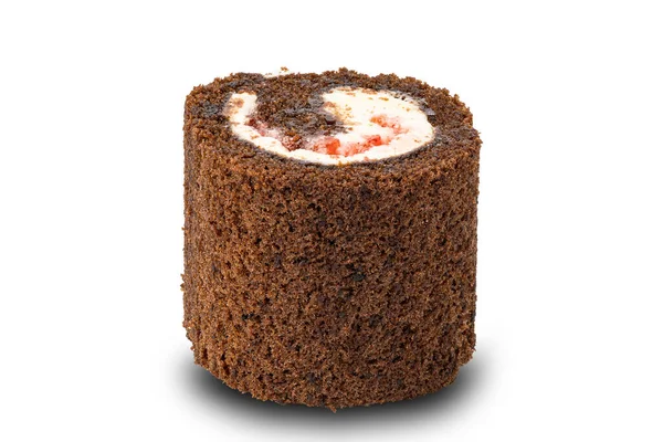 Lezzetli Mini Kara Orman Çikolatalı Kek Yuvarlağı beyaz arka planda izole edilmiş kırpma yolu ile beyaz kremayla dolu.