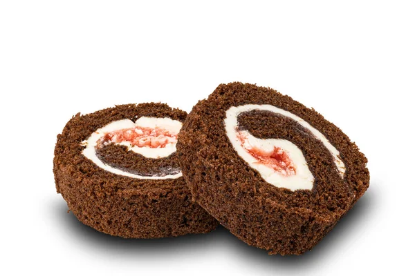 Dilimlenmiş ev yapımı Mini Kara Orman Çikolata Süngerli Kek Yuvarlama Beyaz arka planda kırpma yolu ile.