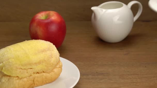 Ober Zet Hete Zwarte Koffie Witte Keramische Beker Houten Tafel — Stockvideo