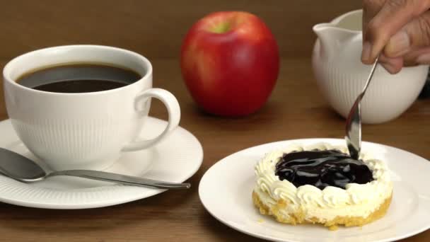 뜨거운 커피와 사과가 세라믹 접시에 집에서 맛있는 파이를 입먹는 — 비디오