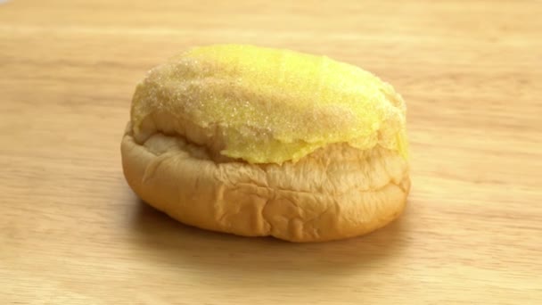 木の板に柔らかいバターと洗練された砂糖でトッピングされた新鮮なバターパンの高い角度のビューの回転 — ストック動画