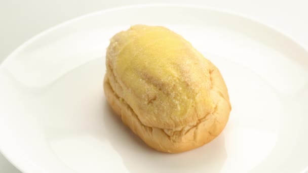 Φρέσκο Ψωμί Βουτύρου Ραφιναρισμένη Ζάχαρη Που Περιστρέφεται Λευκό Κεραμικό Πιάτο — Αρχείο Βίντεο