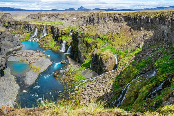 Sigoldugljufur渓谷の滝とアイスランドのハイランドの青い川の夏の景色 — ストック写真