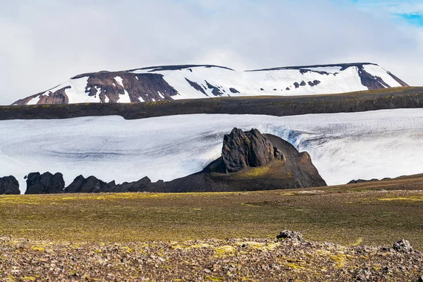 雪に覆われた美しい山の風景と夏のアイスランドの高地で大きな岩 — ストック写真