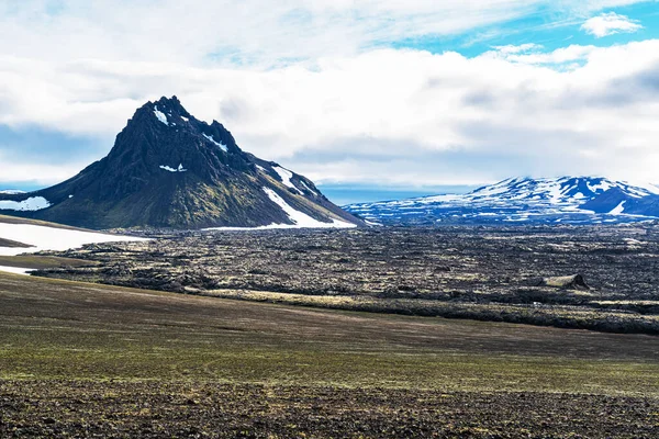 Prachtig Vulkanisch Landschap Met Besneeuwde Bergen Ruige Lavasteen Hooglanden Het — Stockfoto