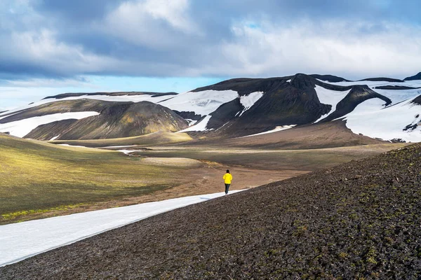 Vista Menina Adolescente Vestido Inverno Amarelo Andando Bela Paisagem Montanha — Fotografia de Stock