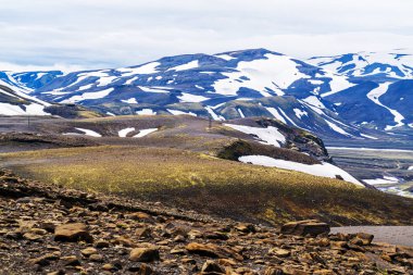 İzlanda 'nın dağlık arazisindeki Landmannalaugar' da manzara. Kar ve çakıllarla dolu güzel bir dağ ve tepe.