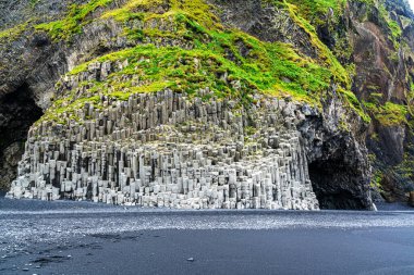 Reynisdrangar manzarası, Reynisfjall Dağı 'ndaki bazalt deniz yığınları ve yaz mevsiminde İzlanda, Vik yakınlarındaki Reynisfjara Black Sand Sahili..