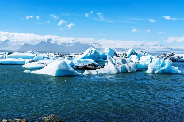 여름철에는 아름다운 석호의 경관이 펼쳐집니다 여름날 의푸른 호수에 빙산의 — 스톡 사진