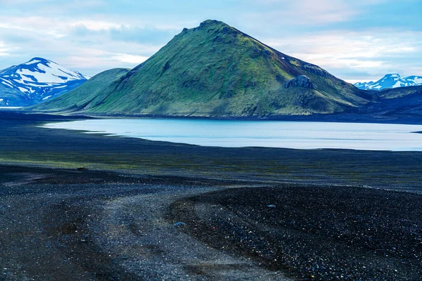 傍晚时分 冰岛高地的Blahylur火山口湖和美丽的高山上的火山景观 — 图库照片