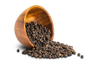 Yakından bakınca, beyaz arka planda, kırpma yolu olan ahşap bardakta kurumuş doğal biber çekirdeği yığını görüyorum..