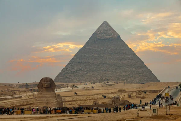 埃及开罗 2011年12月30日 埃及开罗吉萨高原的暮色场景 背景是拥挤的埃及人和游客 狮身人面像和吉萨大金字塔 — 图库照片