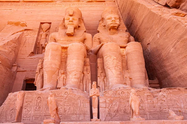 Monumentos Egípcios Antigos Faraó Ramsés Frente Grande Templo Ramsés Com — Fotografia de Stock