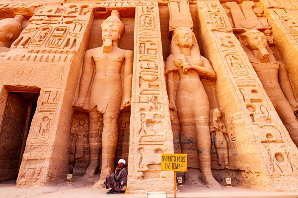 Abu Simbel Egypten December 2011 Stående Staty Framför Nefertaris Tempel — Stockfoto