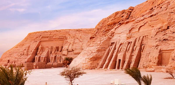 Vista Grande Templo Ramsés Pequeno Templo Nefertari Aldeia Abu Simbel — Fotografia de Stock