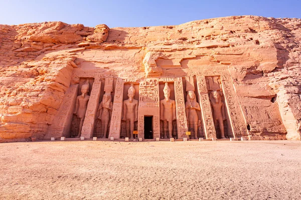 Stående Staty Framför Hathors Tempel Och Nefertari Faraos Drottning Ramses — Stockfoto