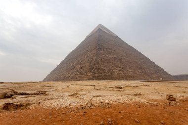 Giza Platosu ve Büyük Giza Piramidi 'ni veya Mısır' ın Kahire şehrinde puslu bir günde Khufu Piramidi 'ni izleyin..