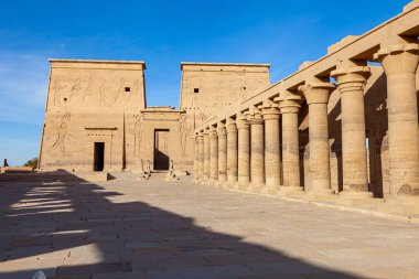 Nasser Gölü 'ndeki Agilkia Adası' ndaki Isis Tapınağı, Aswan, Yukarı Mısır. Tapınak, Firavun Ptolemy 'nin saltanatı sırasında Philadelphia' da inşa edildi ve sel nedeniyle Agilkia Adası 'na taşındı..