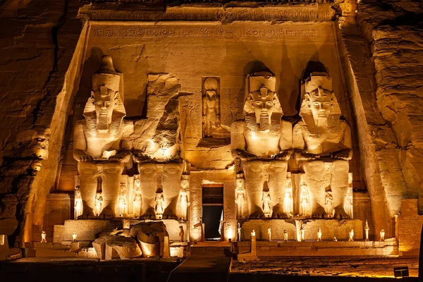 Estátua Faraó Ramsés Frente Grande Templo Ramsés Abu Simbel Noite — Fotografia de Stock