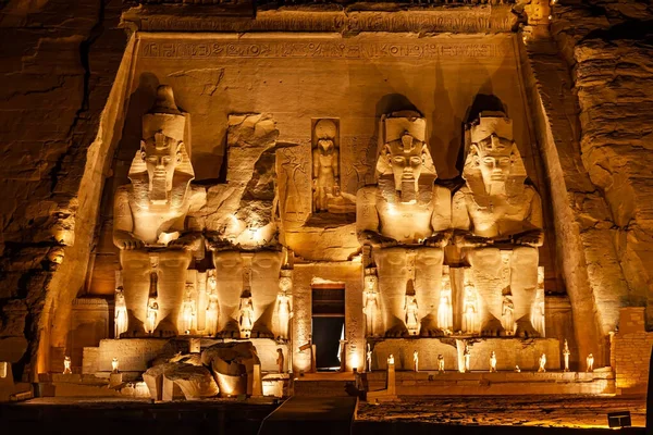 Firavun 2. Ramses 'in heykeli gece Ebu Simbel' deki Büyük Ramses Tapınağı 'nın önünde, Aswan, Yukarı Mısır.
