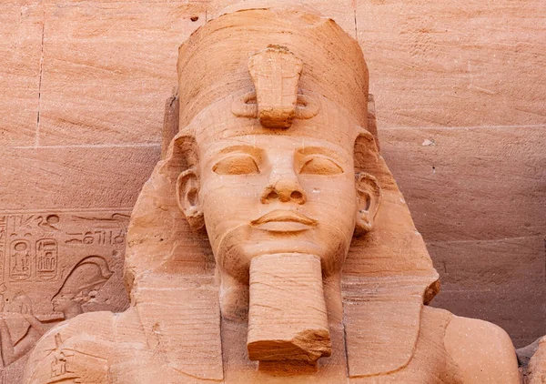 シムベル アスワン アッパー エジプトの村でラムセス2世の大神殿の前でファラオ ラムセス2世の像を眺めながらズーム — ストック写真