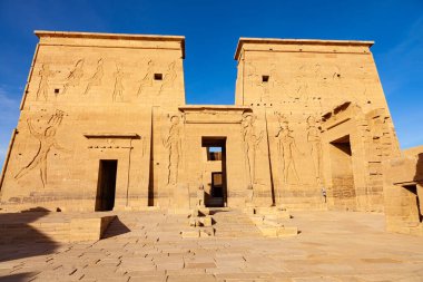 Agilkia Adası 'ndaki Isis Tapınağı, Aswan, Yukarı Mısır. Tapınak, Firavun II. Batlamyus 'un saltanatı sırasında Tanrıça Isis' i onurlandırmak ve selden dolayı Agilkia Adası 'na taşınmak için inşa edildi..