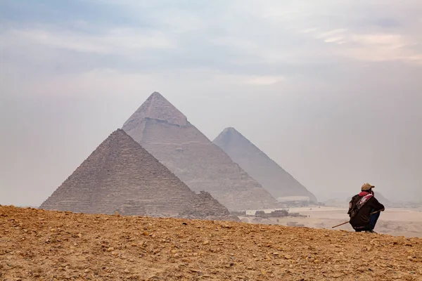 Kairo Ägypten Dezember 2011 Ägyptischer Mann Sitzt Auf Einem Hügel — Stockfoto