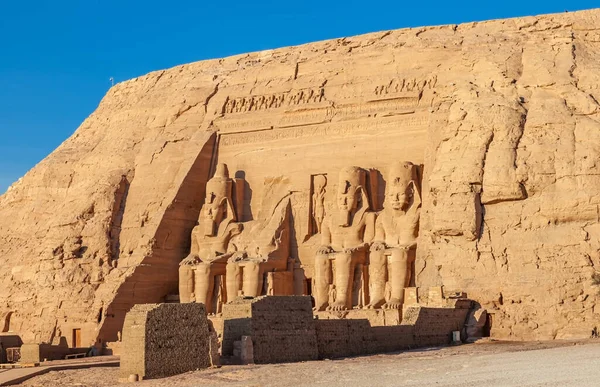 Vista Famoso Templo Corte Rocha Faraó Ramsés Aldeia Abu Simbel — Fotografia de Stock