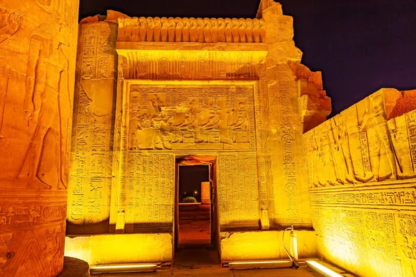 Alívio Hieroglifo Parede Templo Sobek Hórus Noite Kom Ombo Aswan — Fotografia de Stock