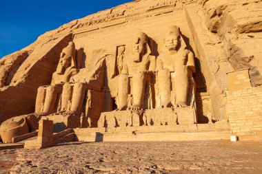 Ebu Simbel, Aswan, Yukarı Mısır 'daki Büyük Ramses Tapınağı' nın önündeki heykel.