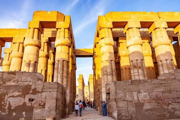 Luxor Egypte Januari 2012 Onbekende Toeristen Lopen Door Kolommen Van — Stockfoto